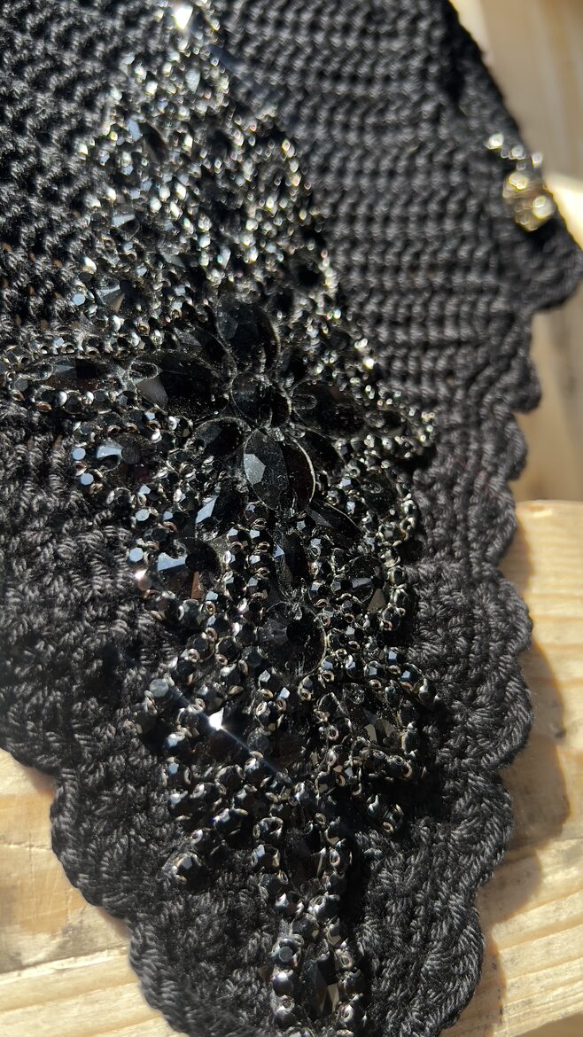 Melnas garās austiņas ar kristāliem